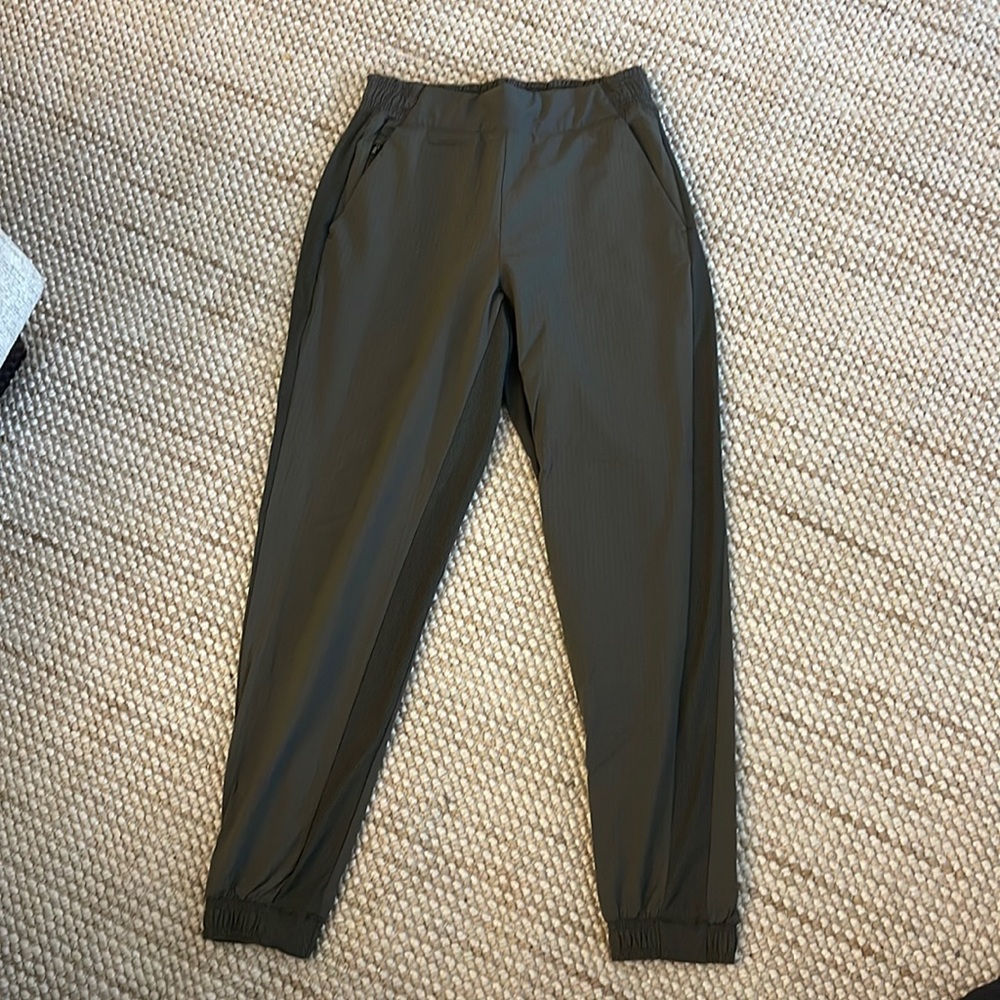 Olive Green Athleta Textured Brooklyn Jogger. Size 4!
